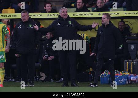 Norwich, Großbritannien. 06. März 2022. Norwich City Manager Dean Smith bestreitet eine Entscheidung während des Premier League-Spiels zwischen Norwich City und Brentford in der Carrow Road, Norwich, England am 5. März 2022. Foto von Ken Sparks. Nur zur redaktionellen Verwendung, Lizenz für kommerzielle Nutzung erforderlich. Keine Verwendung bei Wetten, Spielen oder Veröffentlichungen einzelner Clubs/Vereine/Spieler. Kredit: UK Sports Pics Ltd/Alamy Live Nachrichten Stockfoto