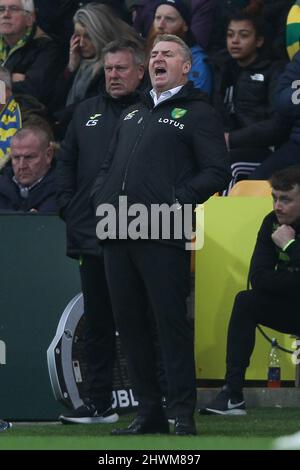 Norwich, Großbritannien. 06. März 2022. Norwich City Manager Dean Smith ruft seine Spieler während des Premier League-Spiels zwischen Norwich City und Brentford am 5. März 2022 in der Carrow Road, Norwich, England, an. Foto von Ken Sparks. Nur zur redaktionellen Verwendung, Lizenz für kommerzielle Nutzung erforderlich. Keine Verwendung bei Wetten, Spielen oder Veröffentlichungen einzelner Clubs/Vereine/Spieler. Kredit: UK Sports Pics Ltd/Alamy Live Nachrichten Stockfoto