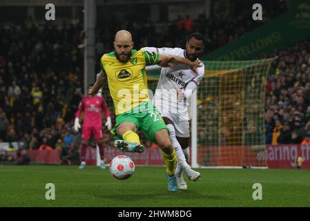 Norwich, Großbritannien. 06. März 2022. Teemu Pukki aus Norwich City wird am 5. März 2022 beim Premier League-Spiel zwischen Norwich City und Brentford in der Carrow Road, Norwich, England, von Rico Henry aus Brentford herausgefordert. Foto von Ken Sparks. Nur zur redaktionellen Verwendung, Lizenz für kommerzielle Nutzung erforderlich. Keine Verwendung bei Wetten, Spielen oder Veröffentlichungen einzelner Clubs/Vereine/Spieler. Kredit: UK Sports Pics Ltd/Alamy Live Nachrichten Stockfoto