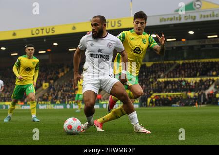 Norwich, Großbritannien. 06. März 2022. Bryan Mbeumo von Brentford wird am 5. März 2022 beim Premier League-Spiel zwischen Norwich City und Brentford in der Carrow Road, Norwich, England, von Mathias Normann aus Norwich City herausgefordert. Foto von Ken Sparks. Nur zur redaktionellen Verwendung, Lizenz für kommerzielle Nutzung erforderlich. Keine Verwendung bei Wetten, Spielen oder Veröffentlichungen einzelner Clubs/Vereine/Spieler. Kredit: UK Sports Pics Ltd/Alamy Live Nachrichten Stockfoto