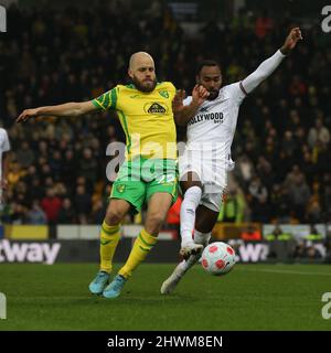 Norwich, Großbritannien. 06. März 2022. Teemu Pukki aus Norwich City wird am 5. März 2022 beim Premier League-Spiel zwischen Norwich City und Brentford in der Carrow Road, Norwich, England, von Rico Henry aus Brentford herausgefordert. Foto von Ken Sparks. Nur zur redaktionellen Verwendung, Lizenz für kommerzielle Nutzung erforderlich. Keine Verwendung bei Wetten, Spielen oder Veröffentlichungen einzelner Clubs/Vereine/Spieler. Kredit: UK Sports Pics Ltd/Alamy Live Nachrichten Stockfoto