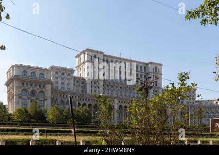 BUKAREST, RUMÄNIEN - 16. AUGUST 2021: Der Palast des Parlaments im Zentrum der Stadt Bukarest, Rumänien Stockfoto