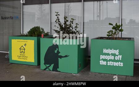 Poster an der Milton Keynes Station für das Winter Night Shelter. Stockfoto