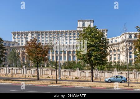 BUKAREST, RUMÄNIEN - 16. AUGUST 2021: Der Palast des Parlaments im Zentrum der Stadt Bukarest, Rumänien Stockfoto