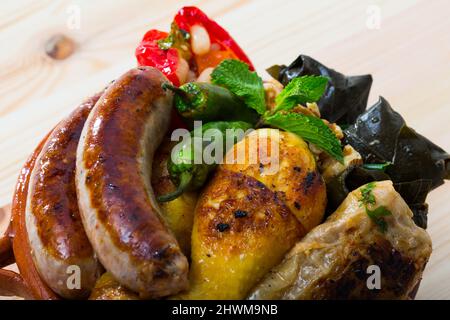 Kapama ein Gericht der bulgarischen Küche mit Zuschnitt, Weinbrötchen Stockfoto