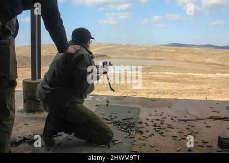 Ein Soldat feuert ein Maschinengewehr hohe Qualität Stockfoto