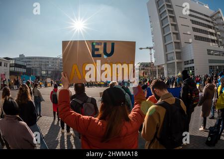 Den Haag, Niederlande. 5.. märz 2022. Die Protestierenden halten während der Demonstration ein Plakat, auf dem sie ihre Meinung äußern - die EU HANDELT JETZT Stockfoto