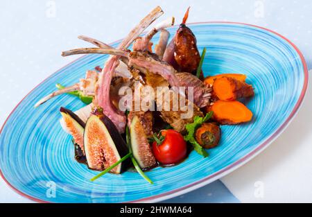 Geröstete Rippchen aus Hammelfleisch mit Feigen, Gemüse, Sauce Demi-Glace Stockfoto