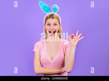 Frohe ostern Mädchen zeigt Zeichen okay. Lächelnde Frau in Bunny-Ohren mit ok-Geste. Frühlingsferien. Stockfoto