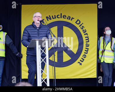 Der ehemalige Labour-Führer Jeremy Corbyn sprach auf dem Trafalgar Square in London bei einer Kundgebung, um gegen die russische Invasion in der Ukraine zu protestieren Stockfoto