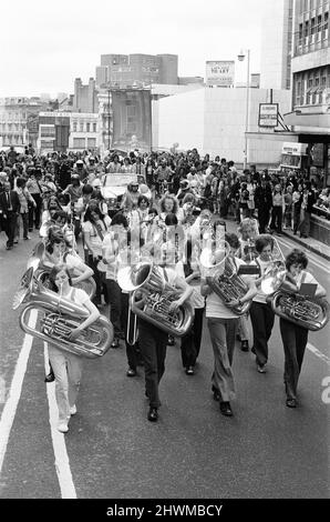 Take Me High 1973, Dreharbeiten von Prozessionsszenen auf den Straßen von Birmingham, Samstag, 9.. Juni 1973, mit Cliff Richard. Stockfoto