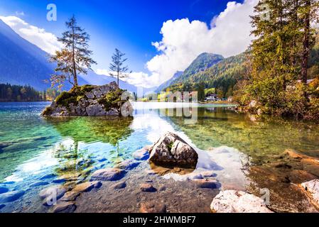 Hintersee, Deutschland. Wunderschönes Herbstsonnenlicht am Hintersee, Berchtesgaden. Bayerische Alpen, Europa. Schönheit der Natur Konzept Hintergrund. Stockfoto