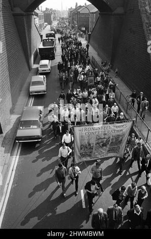 Fünftausend Menschen marschieren in der Stadt Irlam in Lancashire in einer „Rette unsere Stahlwerke“-Demonstration. Irlam steht vor einer düsteren Zukunft mit dem Plan der British Steel Corporation, sein Stahlwerk mit einem Verlust von 4.353 Arbeitsplätzen bis 1974 nahezu zu schließen. 21. Mai 1971. Stockfoto