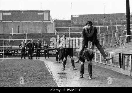 Crystal Palace bereiten sich auf ihr Heimcup-Spiel gegen Everton vor. Sprungfrosch-Übungen für die Palastspieler auf ihrem Boden.13.. Januar 1972. Stockfoto