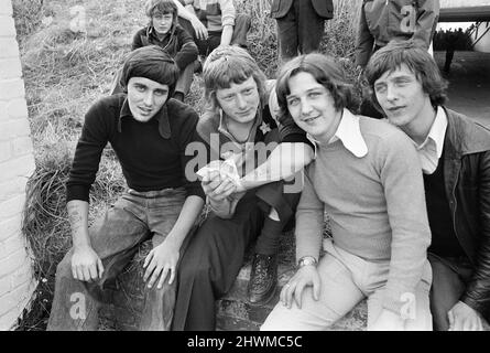 Fußballfans aus Manchester City versammelten sich vor einem Spiel vor dem Boden. Oktober 1972. Stockfoto