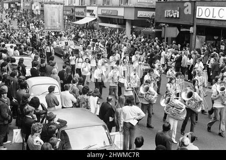 Take Me High 1973, Dreharbeiten von Prozessionsszenen auf den Straßen von Birmingham, Samstag, 9.. Juni 1973, mit Cliff Richard. Stockfoto
