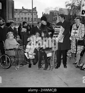 Behinderte und blinde Männer und Frauen nehmen eine Petition an das Unterhaus mit der Forderung nach einer besseren Bezahlung für Behinderte. Die von DER DIG (Disablement Income Group) organisierte Petition wurde an Abgeordnete wie Jack Ashley von Stoke on Trent South übergeben. Im Bild Jack Ashley, MP-Mitte, mit Rosalie Wilkins (im Rollstuhl). 14.. November 1972. Stockfoto