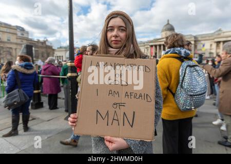 London, Großbritannien. März 2022. Eine Frau steht auf einem historischen Stadtplatz mit einem Schild aus Pappe, auf dem steht: "Ich HABE KEINE ANGST VOR GOTT, ich HABE ANGST VOR DEM MANN." Die Szene umfasst andere Individuen und klassische Architektur, was auf einen Moment des öffentlichen Ausdrucks oder Protests hindeutet. Penelope Barritt/Alamy Live News Stockfoto