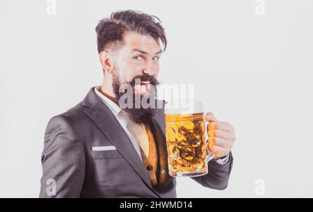 Lustiger bärtiger betrunkener Hipster hält Craft-Bier. Stockfoto