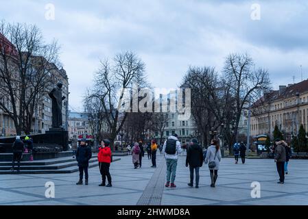 Spanien. 06. März 2022. Am 6. März 2022 laufen und unterhalten sich die Menschen in den Straßen des Stadtzentrums in Lviv, Ukraine. Während der Krieg im Osten und Süden der Ukraine wütet, geht das Leben in der westlichen Stadt immer noch relativ normal weiter.(Foto: Davide Bonaldo/Sipa USA) Quelle: SIPA USA/Alamy Live News Stockfoto