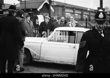 Streikaktion in Longbridge, zur Unterstützung des ersten offiziellen eintägigen Streiks gegen das Industrial Relations Bill, Birmingham, Montag, 1.. März 1971. Mitglieder der Amalgamated Union of Engineering Workers, die sich gegen das Gesetz über Arbeitsbeziehungen eingesetzt haben. Stockfoto