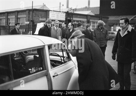 Streikaktion in Longbridge, zur Unterstützung des ersten offiziellen eintägigen Streiks gegen das Industrial Relations Bill, Birmingham, Montag, 1.. März 1971. Mitglieder der Amalgamated Union of Engineering Workers, die sich gegen das Gesetz über Arbeitsbeziehungen eingesetzt haben. Stockfoto