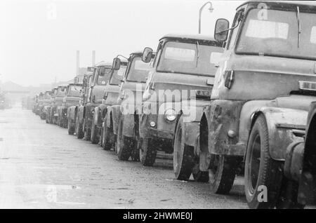 Streikaktion Motor Industry, Birmingham, zur Unterstützung des ersten offiziellen eintägigen Streiks gegen das Industrial Relations Bill, Birmingham, Montag, 1.. März 1971. Mitglieder der Amalgamated Union of Engineering Workers, die sich gegen das Gesetz über Arbeitsbeziehungen eingesetzt haben. Stockfoto