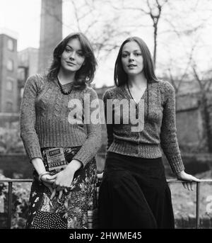 Lesley Anne Down und Jacqueline Tong, britische Schauspielerinnen, die in der neuen Serie von Upstairs, downstairs für das London Weekend Television, aufgenommen am Donnerstag, den 20.. Dezember 1973, die Hauptrolle spielen werden. Stockfoto