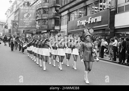 Take Me High 1973, Dreharbeiten von Prozessionsszenen auf den Straßen von Birmingham, Samstag, 9.. Juni 1973, mit Cliff Richard. Stockfoto