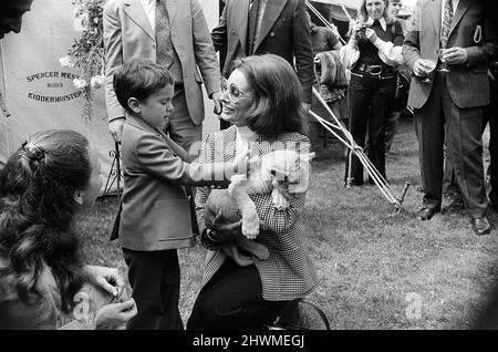 Sophia Loren und ihr Sohn Carlo Ponti Jr. besuchen den West Midlands Safari Park in Bewdley, Worcestershire. 24. Mai 1973. Stockfoto