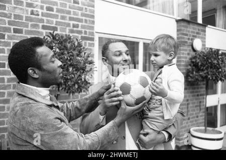 Pele trifft Pele. Ein zweieinhalb Jahre alter Shepherds Bush namens Pele Jairzinho Johnson von seinem fußballverrückten Vater Tony Johnson, der hier seinen Namensvetter trifft. Pele war mit dem Rest der Fußballmannschaft Santos in London, um gegen Fulham im Craven Cottage zu kämpfen. 11.. März 1973 Stockfoto