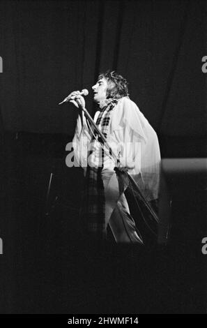 The Faces mit Rod Stewart treten am Samstag, dem 25.. August 1973, beim Reading Festival auf. Bild zeigt Sänger Rod Stewart das Festival wurde damals das dreizehnte National Jazz ,Blues and Rock Festival genannt und fand in der Richfield Avenue, Reading, in der Stadt, in der Stadt statt. Bild aufgenommen am Samstag, 25.. August 1973 Stockfoto