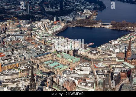 Hamburg, Deutschland. 05. März 2022. Die Luftaufnahme zeigt das Rathaus und die Binnenalster. Quelle: Daniel Reinhardt/dpa/Alamy Live News Stockfoto