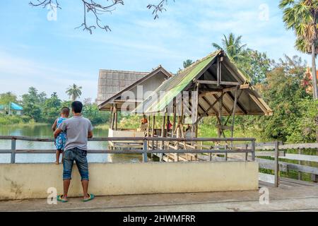 Tempelbereich während des Sonntagsmarktes im Dorf Khao Tao südlich von Hua hin in Thailand Stockfoto