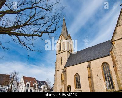 Die Stiftskirche Schildesche in Bielefeld bei Tageslicht Stockfoto