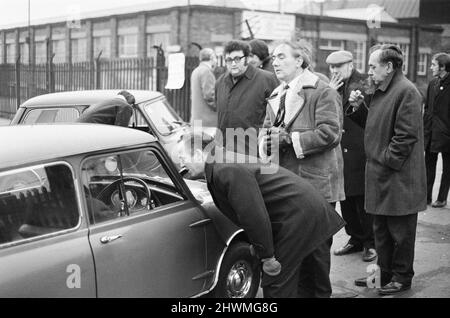 Streikaktion in Longbridge, zur Unterstützung des ersten offiziellen eintägigen Streiks gegen das Industrial Relations Bill, Birmingham, Montag, 1.. März 1971. Mitglieder der Amalgamated Union of Engineering Workers, die sich gegen das Gesetz über Arbeitsbeziehungen eingesetzt haben. Stockfoto