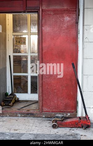 Moskau, Russland - 02. März 2022: Der Eingang zum Reifengeschäft Stockfoto