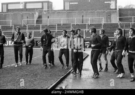 Crystal Palace bereiten sich auf ihr Heimcup-Spiel gegen Everton vor. Sprungfrosch-Übungen für die Palastspieler auf ihrem Boden.13.. Januar 1972. Stockfoto