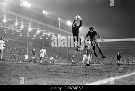 Liverpool 3-0 Bayern München, Inter-Cities Fairs Cup Viertelfinale 1. Leg Match in Anfield, Mittwoch, 10.. März 1971. Unser Bild Zeigt ... Unser Bild Zeigt ... Bayern-Torhüter Sepp Maier vereitelt John Toshack. Stockfoto