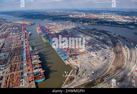 Hamburg, Deutschland. 05. März 2022. Die Luftaufnahme zeigt zahlreiche Container an den Containerterminals Eurogate (l) und Container Terminal Burchardkai (r) im Hamburger Hafen. Quelle: Daniel Reinhardt/dpa/Alamy Live News Stockfoto