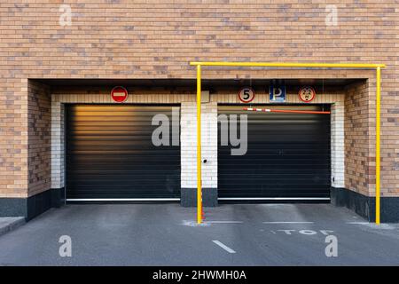 Moskau, Russland - 02. März 2022: Geschlossenes Tor zum Parkplatz Stockfoto