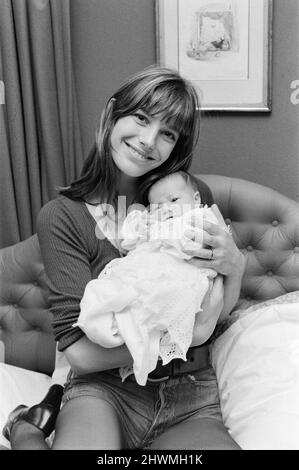 Jane Birkin, englische Schauspielerin mit Baby-Tochter Charlotte Lucy Gainsbourg, im Alter von 23 Tagen, fotografiert zusammen in ihrer Londoner Wohnung, Cheyne Row, Chelsea, London, Donnerstag, 12.. August 1971. Stockfoto