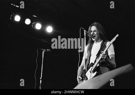 Status Quo treten beim Reading FestivalAm Samstag, dem 25.. August 1973 auf. Foto zeigt Francis Rossi das Festival wurde damals das dreizehnte National Jazz ,Blues and Rock Festival genannt und fand in der Richfield Avenue, Reading, in der Stadt, statt. Bild aufgenommen am Samstag, 25.. August 1973 Stockfoto