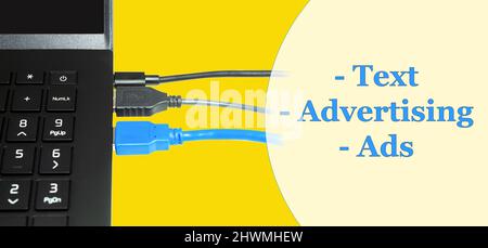 Verbinden von Computern und Laptops mit dem Internet über USB-Kabel. Gelber Hintergrund mit Platz für Text. Der Laptop verbindet den USB-C-Kabeladapter Stockfoto