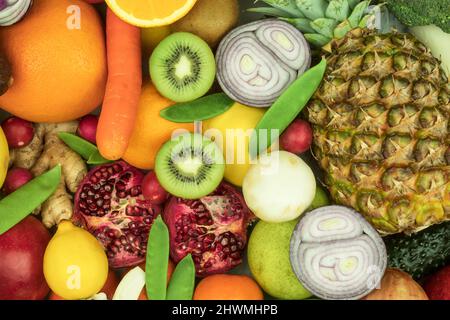Frisches Gemüse und Obst auf dem Tisch. Auswahl an frischem Obst und Gemüse. Blick von oben Stockfoto
