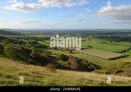 Blick auf die Landschaft der South Downs von Ditchling Beacon im Norden von Brighton, Sussex, Großbritannien Stockfoto