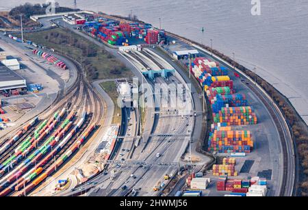 Hamburg, Deutschland. 05. März 2022. Die Luftaufnahme zeigt das Südportal des Elbtunnels der Autobahn 7. Quelle: Daniel Reinhardt/dpa/Alamy Live News Stockfoto