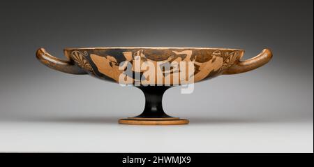 Kylix in roter Figur mit Dionysos, Satyrs, Maenads und tanzenden Feiernden in schickem ionischem Kleid. Künstler, zugeschrieben: Ödipus Maler, Griechisch, aktiv ca. 500–480 V. CHR. Stockfoto