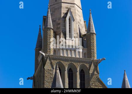 Nahaufnahme des gotischen Kirchturms aus Sandstein, der Sacred Heart Cathedral, Bendigo, Victoria, Australien. Stockfoto