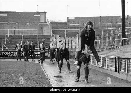 Crystal Palace bereiten sich auf ihr Heimcup-Spiel gegen Everton vor. Sprungfrosch-Übungen für die Palastspieler auf ihrem Boden.13.. Januar 1972. Stockfoto